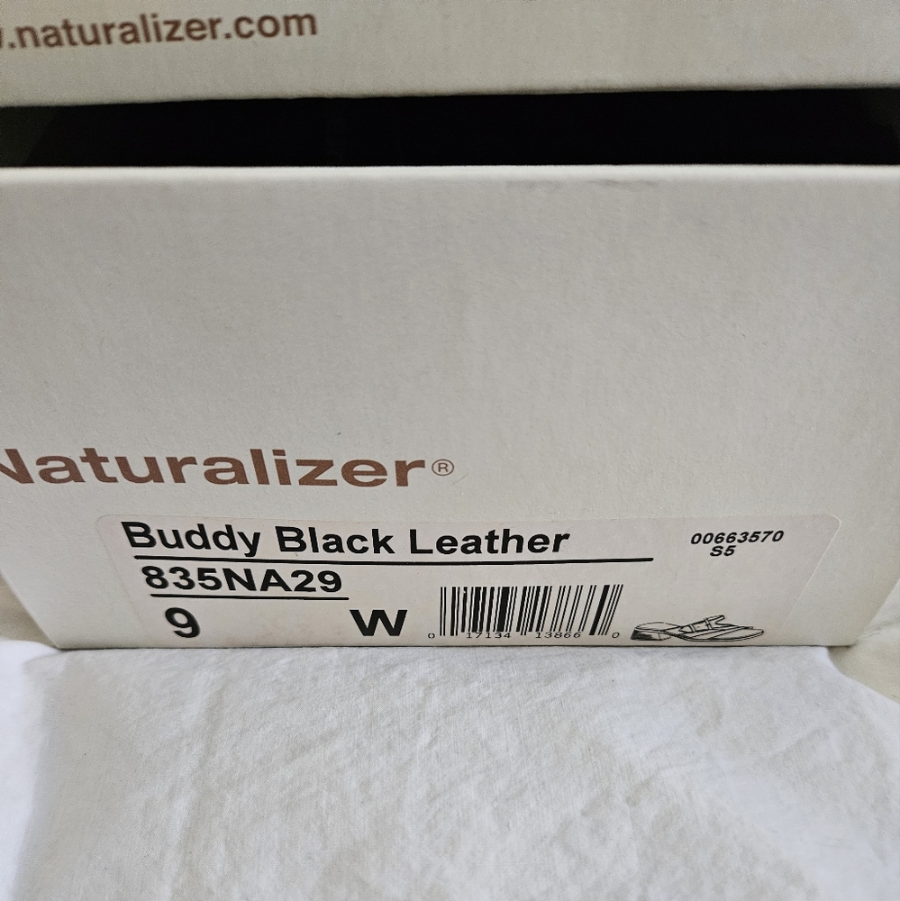 Naturalizer sandals sz 9 wide in Black